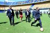 François Hollande tape dans un ballon sur la pelouse du club de Boca Juniors.