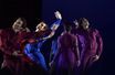 Six danseurs sur scène, peu de décor, des costumes subtilement dégradés et la musique de Beethoven