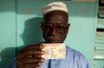 Un électeur sénégalais montre sa carte d'électeur.