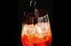Le Spritz • Un verre à pied • Des glaçons • Un tiers de Campari • Un tiers de Prosecco • Un tiers d’eau gazeuse • Une demi-tranche d’orange • Versez et mélangez les ingrédients directement dans le verre.