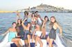 Ces neuf ravissantes jeunes femmes s'offrent un moment de détente en mer et prennent un petit bol d'air avant de partir au travail pour 20 heures. Ce sont les danseuses du Pacha, le night-club le plus glamour d'Ibiza.