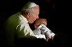Le pape Jean-Paul II embrassant un bébé le 28 novembre 2011