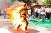 <br />
Jamphel Yeshi a mis le feu à ses vêtements pour protester contre la politique de répression menée par la Chine au Tibet.