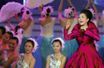 <br />
5 octobre 2006. Peng Liyuan, la femme de l’actuel vice-président chinois, en plein show à Hongkong. Elle chante depuis l’âge de 18 ans.