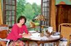 <br />
Samedi 6 août, dans sa chambre, à sa table de  travail, où, face au jardin, Anny Duperey aime écrire le matin. Avec Bébert, sur le rebord de la fenêtre.