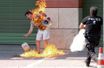 <br />
Vendredi 16 septembre, à Thessalonique, dans le nord de la Grèce. Un commerçant endetté tente de s’immoler par le feu devant sa banque. Il sera sauvé par la police.