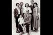 <br />
Avril 1954 : Mohammed V est en exil à Madagascar. Le roi a posé avec six de ses sept en enfants chez un photographe local. De gauche à droite : Aïcha, Hassan, futur roi Hassan II, Malika, Abdellah, et Nezha. Sur les genoux du patriarche, la plus jeune des princesses, Amina.