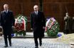<br />
Le Premier ministre polonais Donald Tusk, et son homologue russe, Vladimir Poutine, lors d’une commémoration du massacre de Katyn, le 7 avril dernier. Ce fut la première fois dans l’histoire qu’un représentant russe de si haut rang assistait à cette cérémonie.