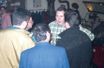 <br />
Itinéraire d’un mytho. En mars 1997, Philippe Berre (chemise à carreaux) organise un banquet à Saint-Marceau, dans la Sarthe, pour les participants à son vrai-faux chantier.