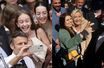Présidentielle : derniers selfies et bains de foule pour Macron et Le Pen