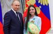 Poutine remet une médaille à Kamila Valieva, patineuse accusée de dopage à Pékin 