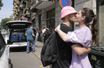 "S'il vous plaît, aidez l'Ukraine et Marioupol! Aidez Azоvstal", a appelé sur scène le chanteur du Kalush Orchestra, Oleh Psiuk, qui embrasse ici sa fiancée, à Turin.