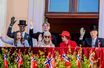 La famille royale norvégienne au balcon du Palais royal à Oslo, le 17 mai 2022, jour de la Fête nationale
