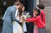 La princesse Anne et Kate Middleton reçoivent des fleurs lors d’une visite dans un hôpital londonien, en avril 2022.
