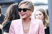 Sharon Stone, look de gala surprenant en tailleur rose et baskets, face à Sean Penn