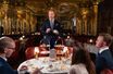 William Hanson enseigne l’étiquette de "l'afternoon tea" à l’Hôtel Café Royal, à Londres.