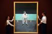 Sur cette toile qui appartenait à un collectionneur privé européen et n'avait plus été montrée au public depuis 1965, Lucian Freud regarde l'artiste fixement avec les poings serrés, prêt à se lever du banc sur lequel il est assis.