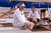 Le roi Harald V de Norvège sur le voilier Sira lors d’une régate du championnat du monde de voile sur 8 mètres à Genève, le 29 juillet 2022