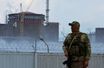 : Un militaire avec un drapeau russe sur son uniforme monte la garde près de la centrale nucléaire de Zaporojjia, le 4 août.