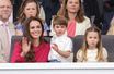 Kate Middleton, son fils Louis et sa fille Charlotte, lors des festivités du jubilé de platine d'Elizabeth II, à Londres le 5 juin 2022.