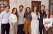La reine Rania de Jordanie avec ses enfants les princes Hashem et Hussein, les princesses Iman et Salma, son futur gendre Jameel Alexander Thermiotis et sa future belle-fille Rajwa Al-Saif. Photo dévoilée le 31 août 2022 pour ses 52 ans