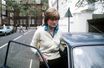 Diana Spencer, photographiée par Jayne Fincher, devant son appartement de Coleherne Court, à Londres, en décembre 1980.