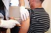 En France, 220 centres de vaccination ont permis d’administrer à ce jour 70 000 doses de vaccin.