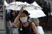 Une femme marche sous la pluie causée par le typhon Nanmadol à Tokyo