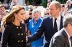 Le prince et la princesse de Galles saluent la foule rassemblée devant Windsor, en Angleterre, le 22 septembre 2022.