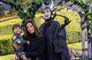 Eva Longoria et son fils Santiago à Disneyland Paris.
