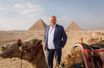 Eric-Emmanuel Schmitt devant les pyramides de Gizeh.