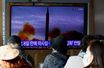 Les gens regardent une télévision diffusant un reportage sur la Corée du Nord tirant un missile balistique au large de sa côte est, à Séoul, Corée du Sud, le 17 novembre 2022.