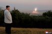 Le dirigeant nord-coréen Kim Jong Un supervise un lancement de missile dans un lieu non divulgué en Corée du Nord, sur cette photo non datée publiée le 10 octobre 2022.