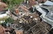 Les habitants récupèrent des marchandises des décombres d'une maison endommagée après un tremblement de terre à Cianjur, province de Java occidental. Image d'illustration.