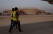 Des travailleurs passent devant le stade Ahmad Bin Ali au Qatar