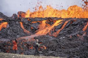 En Islande, des curieux s’approchent à quelques mètres de la fissure volcanique en éruption