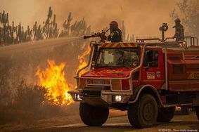 Avec les pompiers de la Sdis 33 qui luttent contre les flammes en Gironde