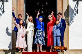 La reine Margrethe II entourée de son fils le prince Frederik, sa belle-fille la princesse Mary et leurs enfants au château de Fredensborg, le 30 avril 2022.