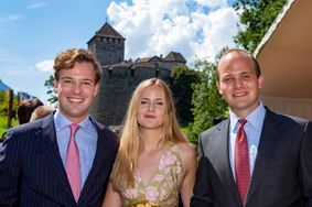 La princesse Marie Caroline de Liechtenstein encadrée de ses frères les princes Georg et Josef Wenzel à Vaduz, le 15 août 2022