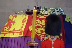 Un garde royal à côté du cercueil de la reine Elizabeth II à Westminster Hall à Londres, le 17 septembre 2022