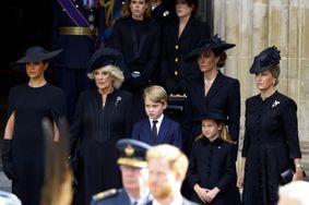À l’issue de la cérémonie à Westminster, un soutien pour Meghan, George, Charlotte, Kate et Sophie, l’épouse du prince Edward.