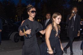 Victoria et Harper Beckham après le premier défilé parisien de Victoria Beckham lors de la Fashion Week.