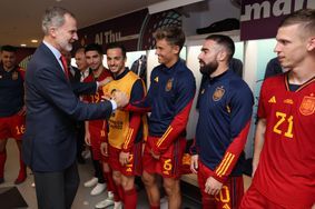 Le roi Felipe VI d'Espagne à Doha au Qatar avec les joueurs espagnols à la Coupe du monde de football, le 23 novembre 2022