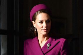 Kate Middleton porte pour la première fois en public le pendentif "princesse de Galles", en version broche, à Londres le 22 novembre 2022