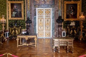 Le bureau de Louis XIV restauré (au premier plan à droite) présenté dans le salon de l'Abondance au château de Versailles