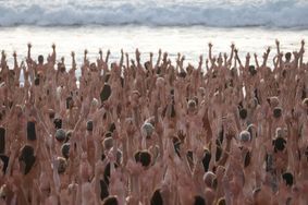 Environ 2.500 personnes se sont rassemblées nues samedi sur une célèbre plage de Sydney, en Australie, dans le cadre d'une installation artistique destinée à sensibiliser le public sur le cancer de la peau.