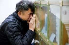 Cho Gi-Dong se recueille à l'endroit où les cendres de sa fille ont été déposées.