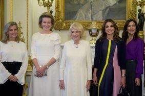 La reine Camilla avec la comtesse Sophie de Wessex, la reine des Belges Mathilde, la reine Rania de Jordanie et la princesse Mary de Danemark à Buckingham Palace à Londres, le 29 novembre 2022