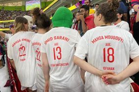 Les Pussy Riot étaient mardi au Qatar pour assister au match de Coupe du monde opposant les Etats-Unis à l’Iran. Elles ont affiché leur soutien aux victimes du régime iranien.