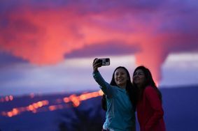 Selfie devant l'éruption du Mauna Loa